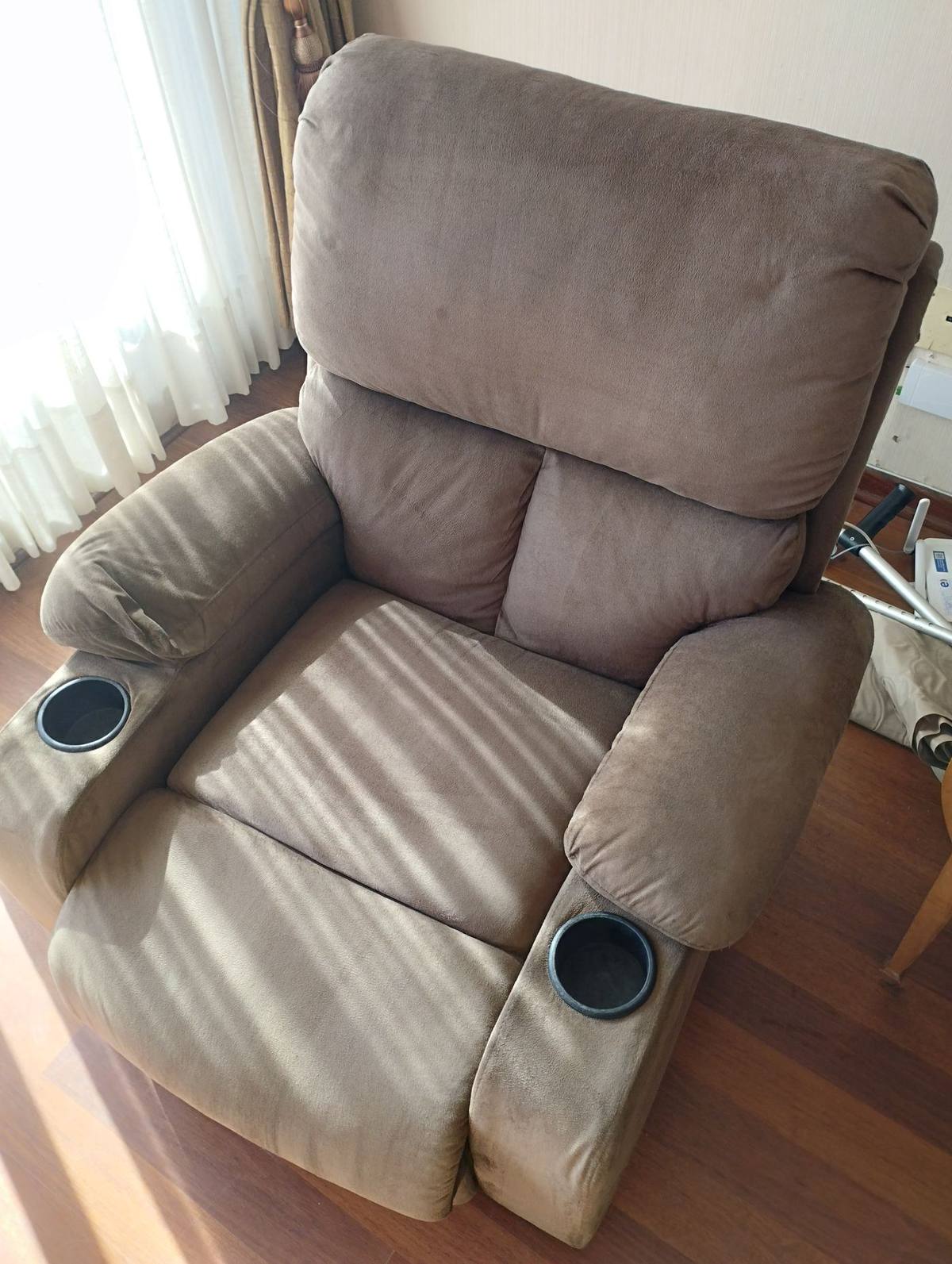 El mismo sillón reclinable, limpio y de color uniforme