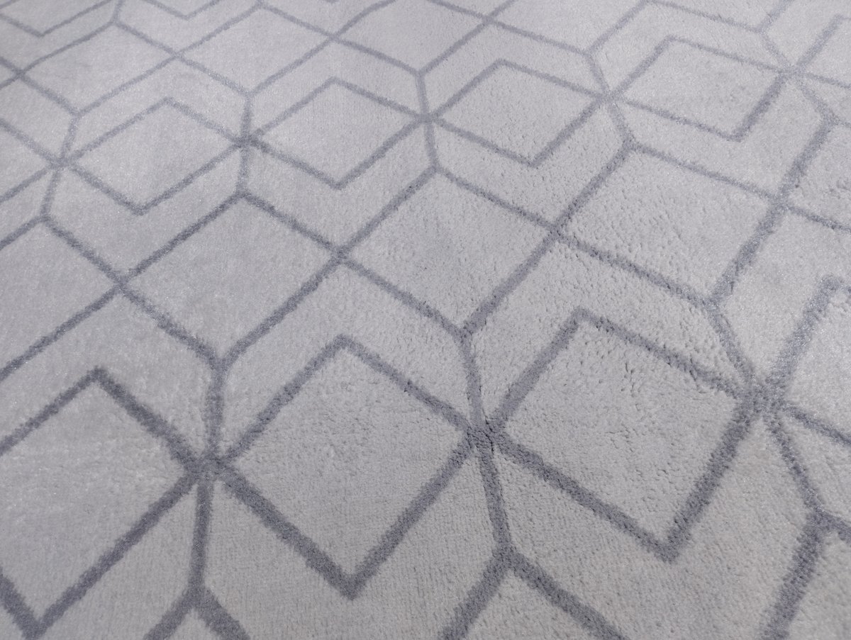 La misma alfombra de rombos, sin mancha y con el color parejo